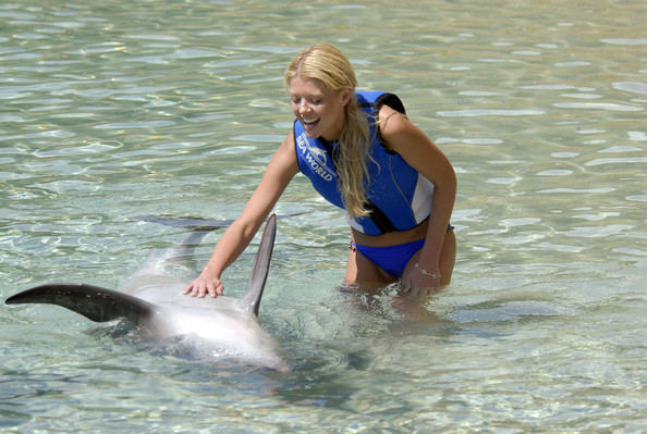 Tara+swims+BeJ0L6sR3lLl